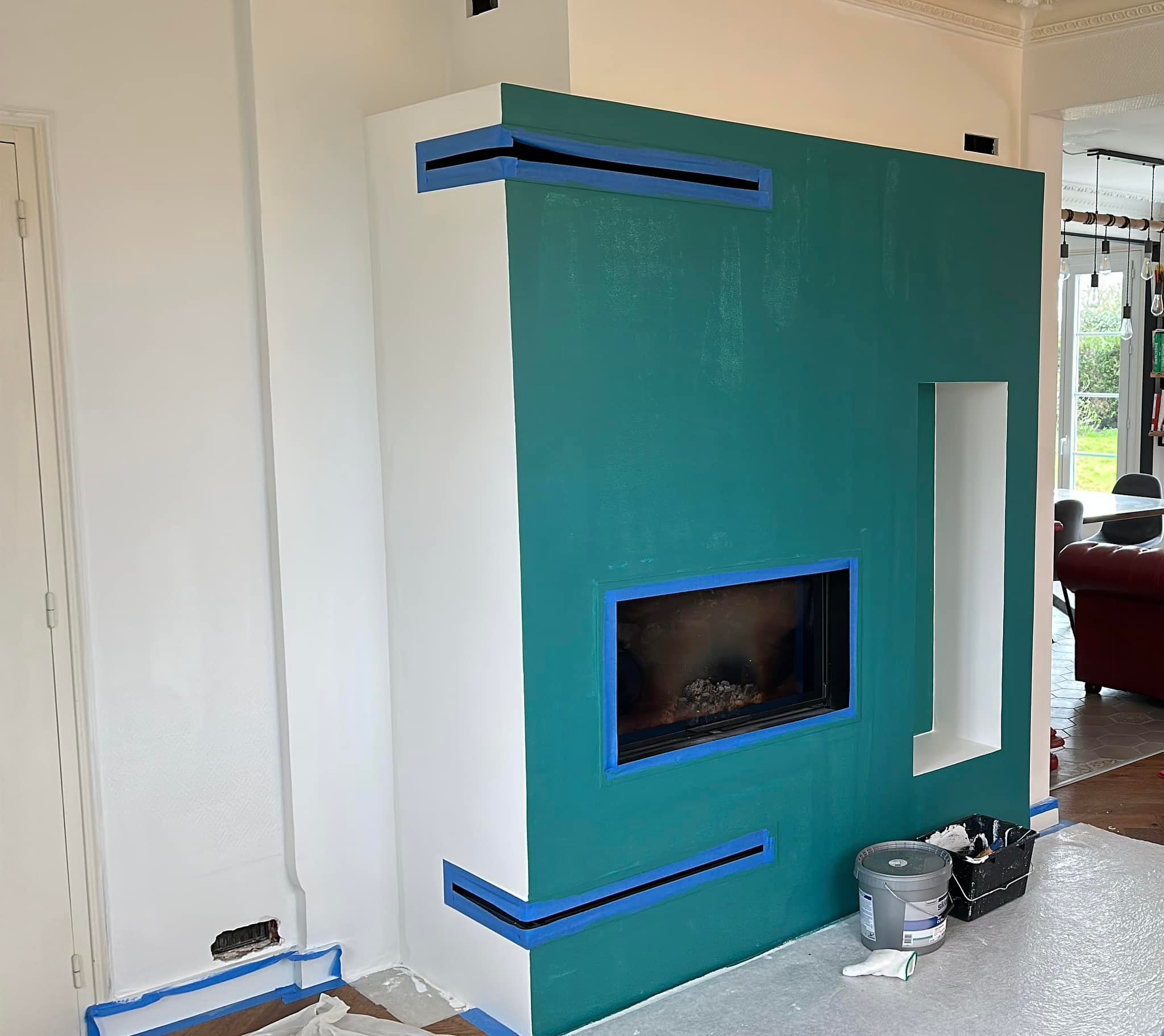 Beau chantier sur Hédé-Bazouges (35).
Photos avant:
Reprise des plafonds , corniches. Mise en peinture d’une belle cheminée fraîchement fabriquée.
Dépose du papier-peint dans la cuisine avant prépa et mise en peinture