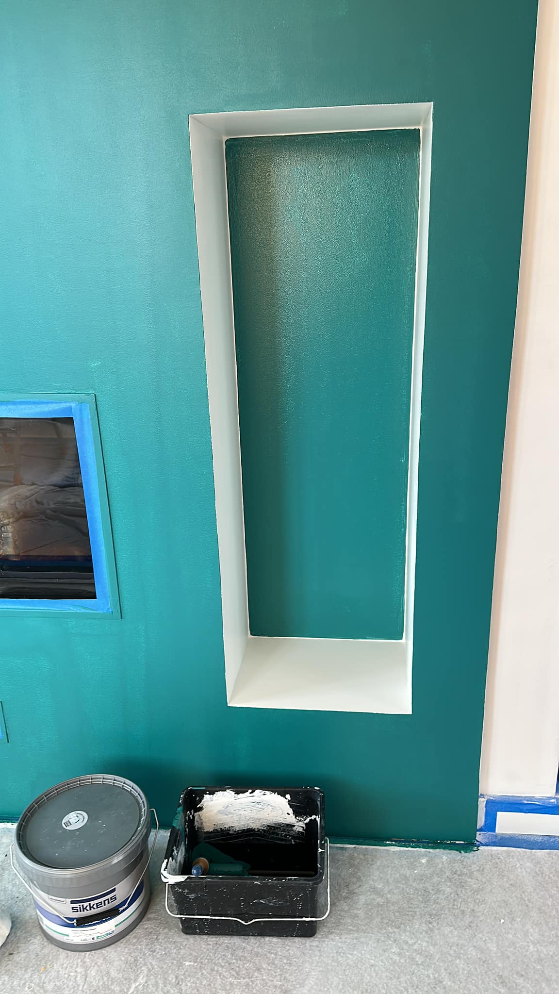 Beau chantier sur Hédé-Bazouges (35).
Photos avant:
Reprise des plafonds , corniches. Mise en peinture d’une belle cheminée fraîchement fabriquée.
Dépose du papier-peint dans la cuisine avant prépa et mise en peinture