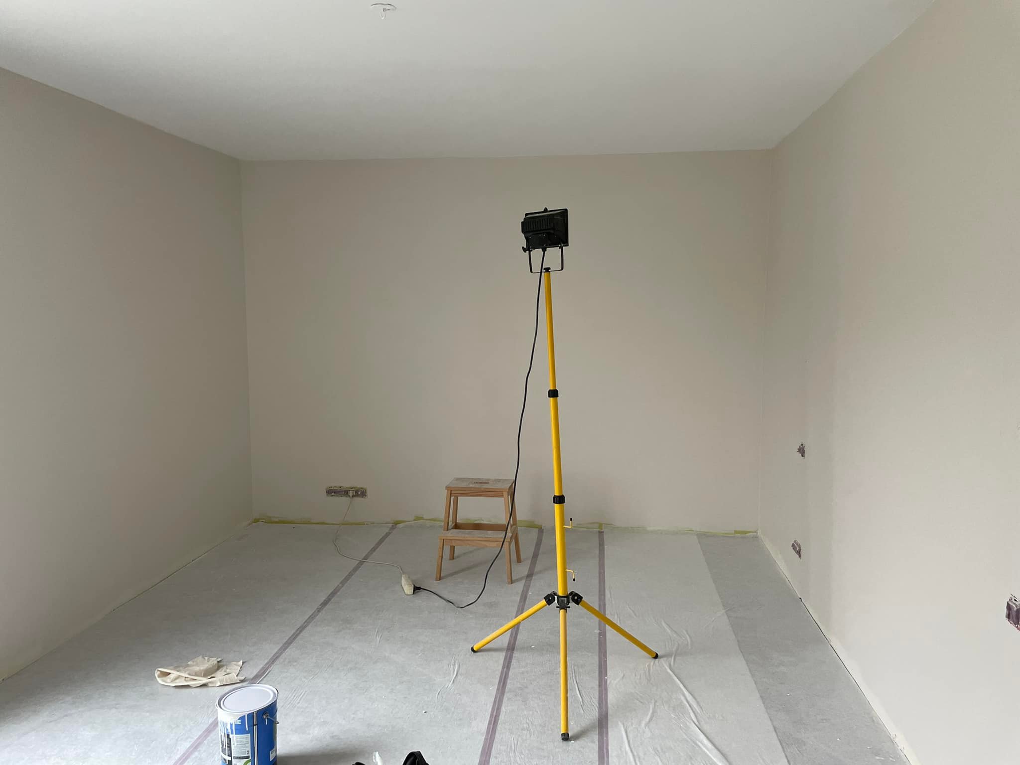 Une chambre d’ado. 
Enduisage et mise en peinture du plafond et des murs. La pose d’un papier peint en guise de tête de lit.