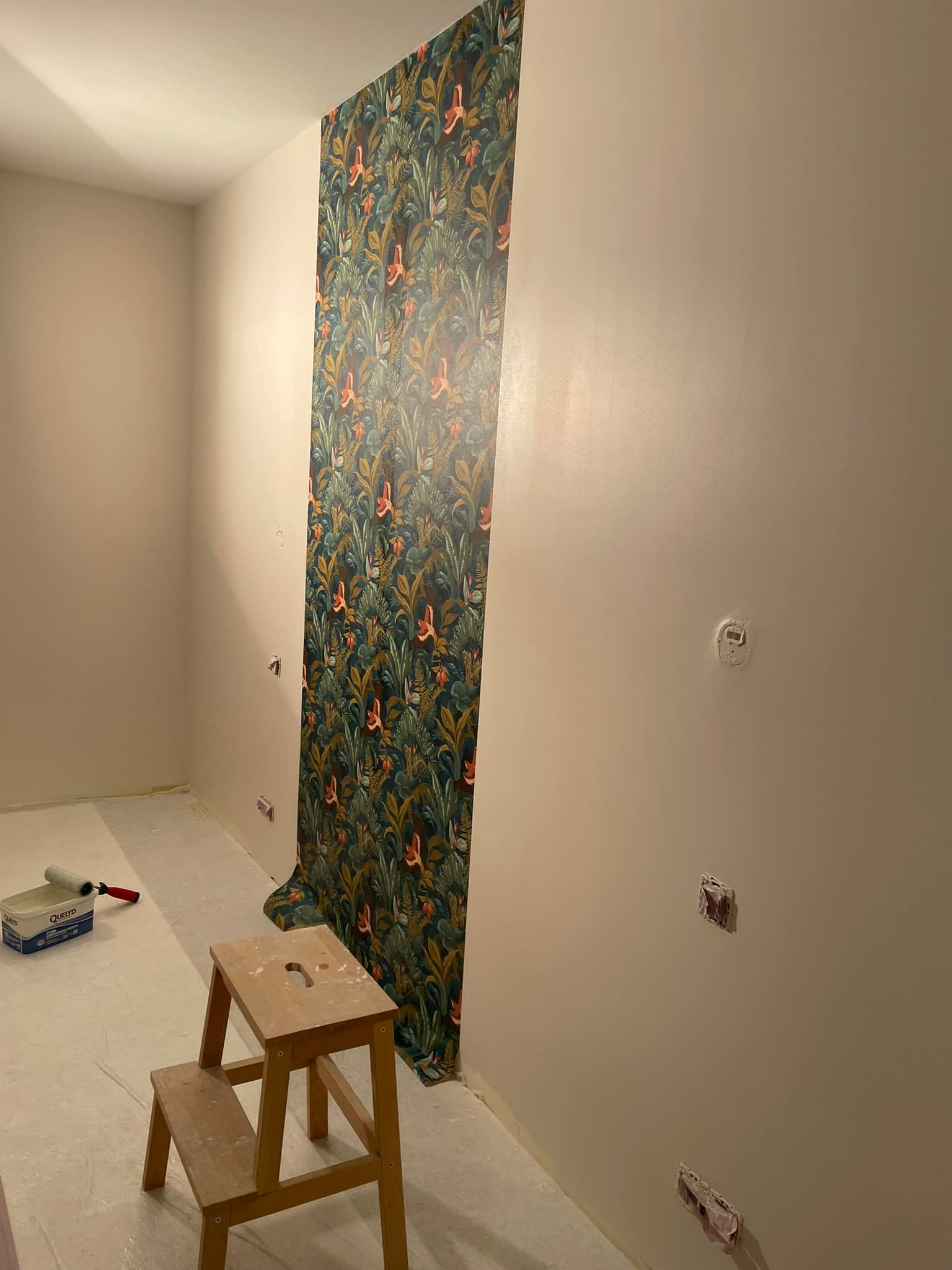 Une chambre d’ado. 
Enduisage et mise en peinture du plafond et des murs. La pose d’un papier peint en guise de tête de lit.