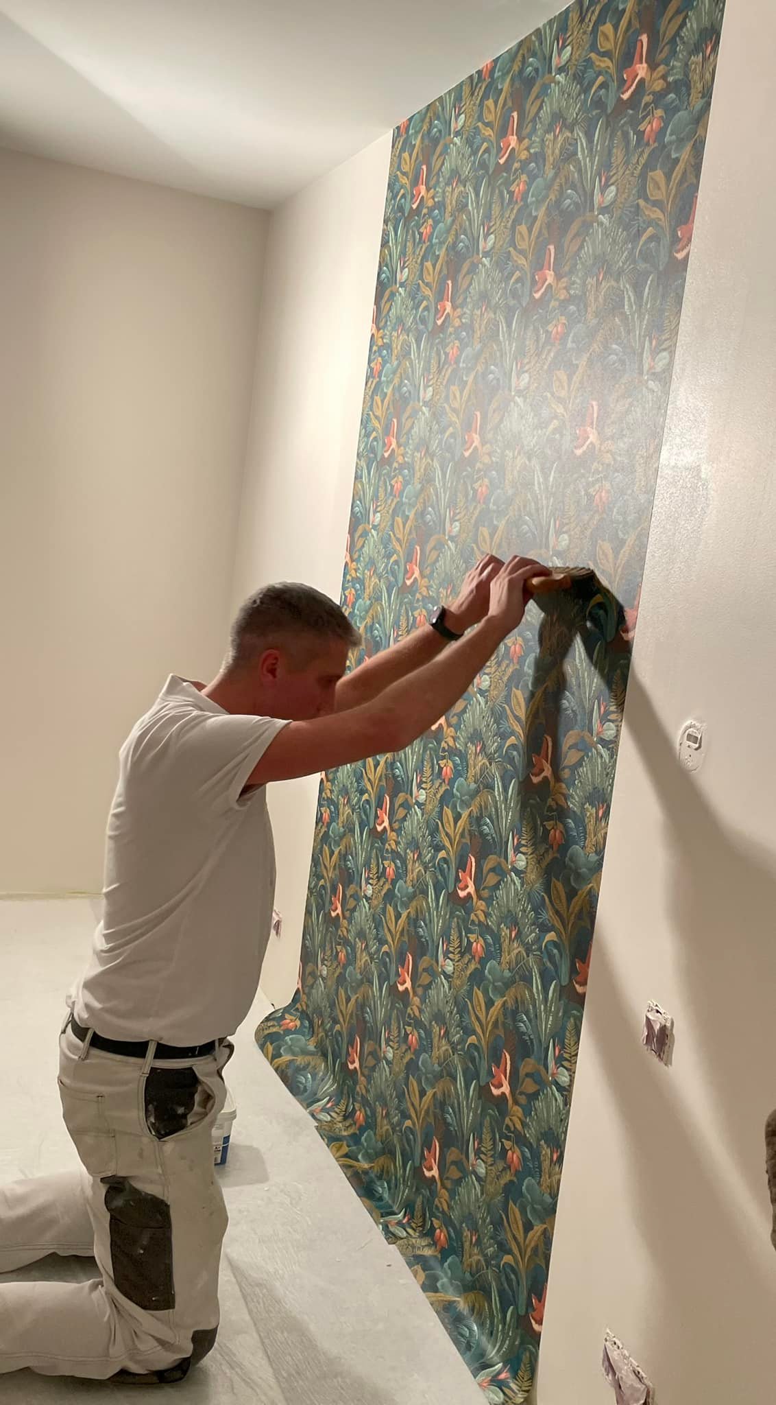 Une chambre d’ado. 
Enduisage et mise en peinture du plafond et des murs. La pose d’un papier peint en guise de tête de lit.