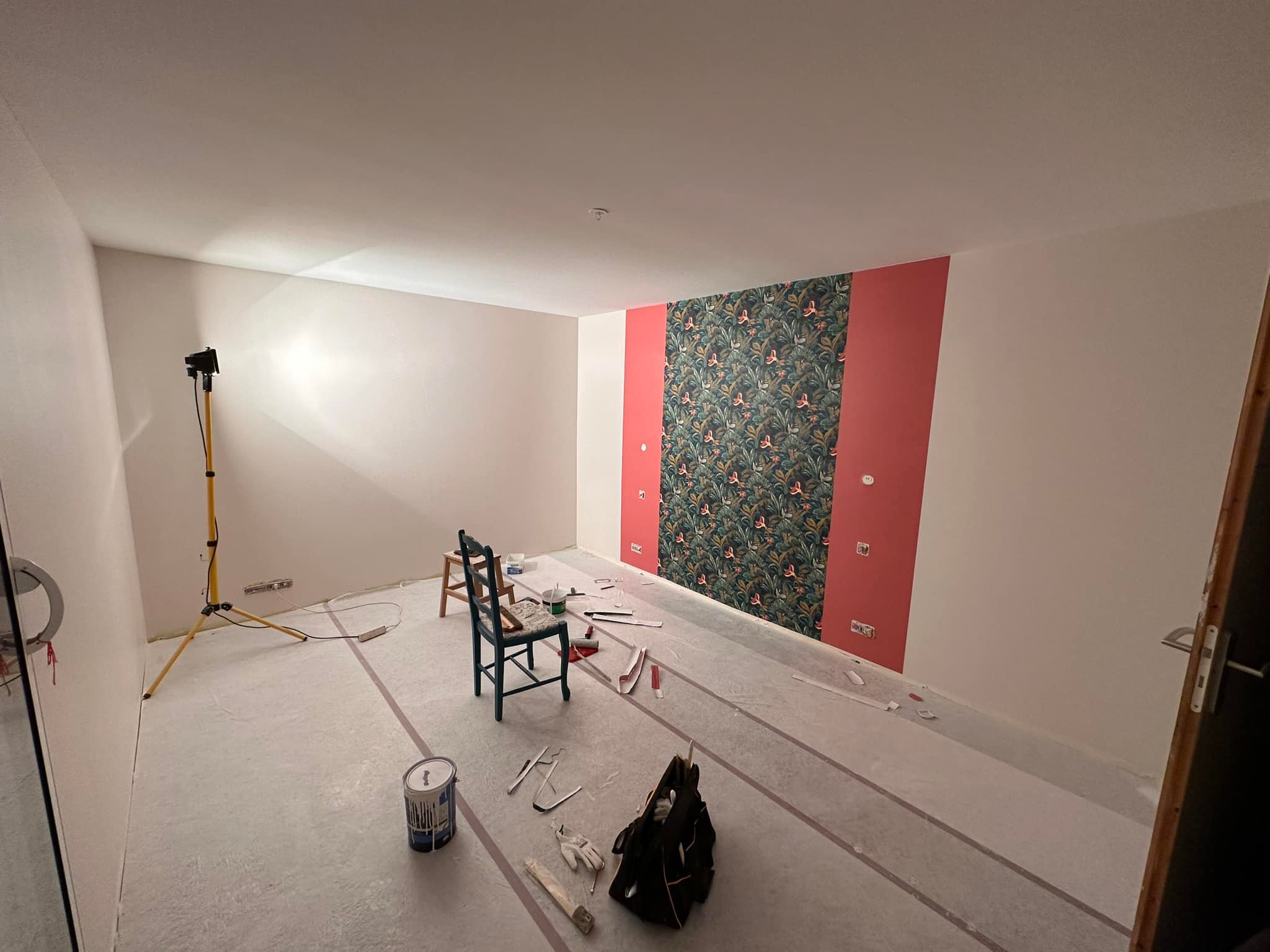 Une chambre d’ado. 
Enduisage et mise en peinture du plafond et des murs. La pose d’un papier peint en guise de tête de lit.