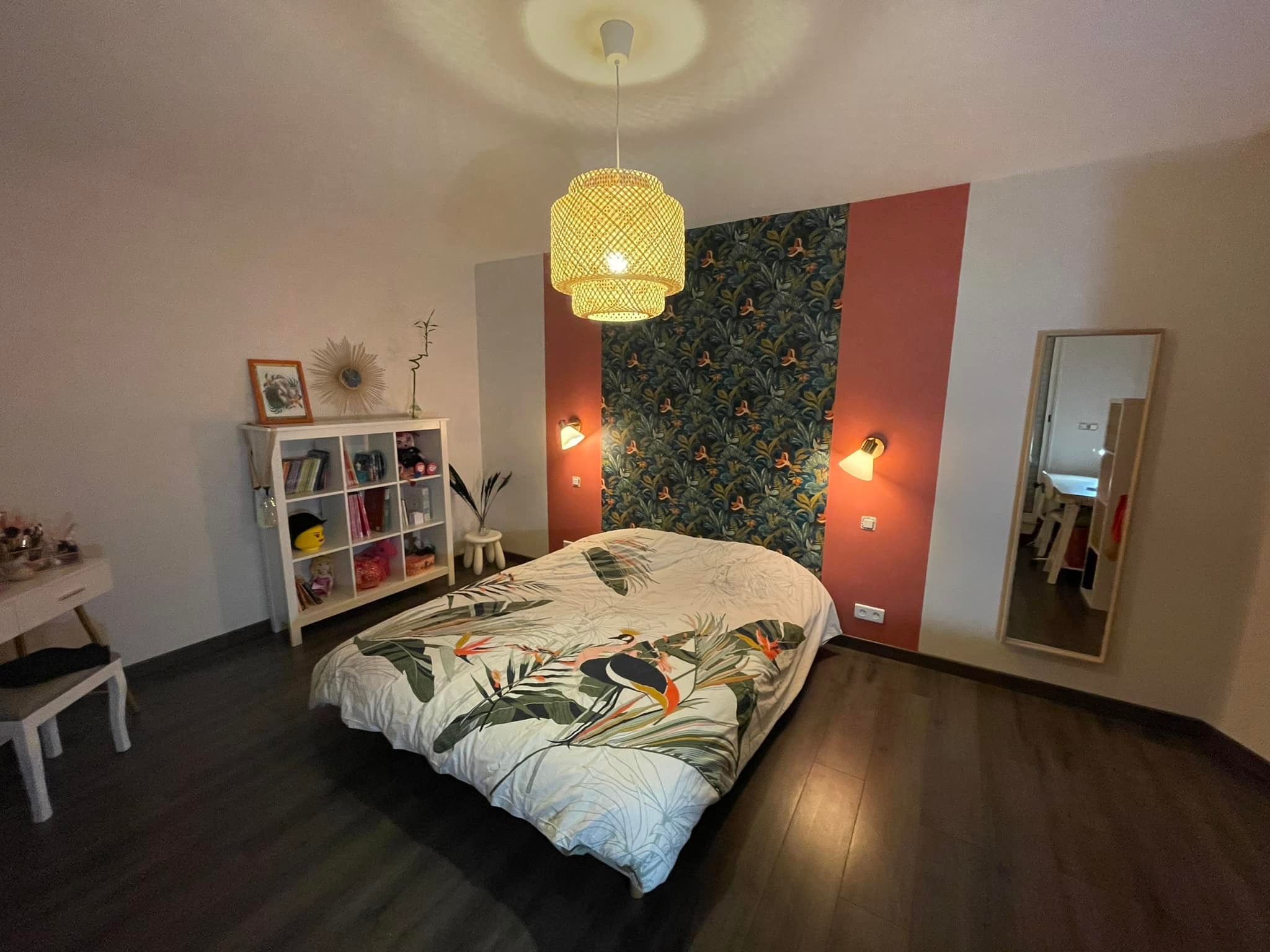 Une chambre d’ado. 
Enduisage et mise en peinture du plafond et des murs. La pose d’un papier peint en guise de tête de lit.