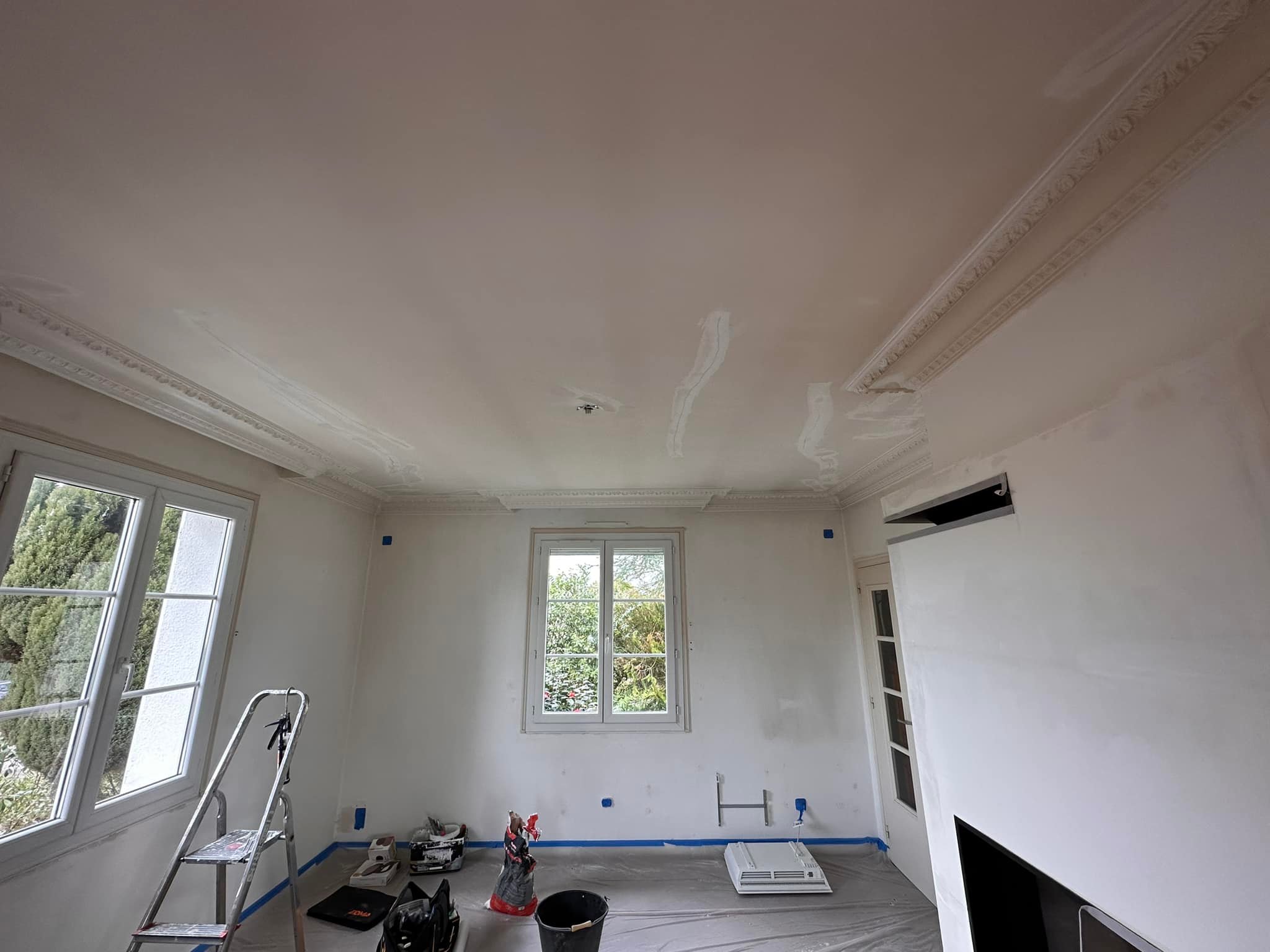 Beau chantier sur Hédé-Bazouges (35).
Photos avant:
Reprise des plafonds , corniches. Mise en peinture d’une belle cheminée fraîchement fabriquée.
Dépose du papier-peint dans la cuisine avant prépa et mise en peinture
